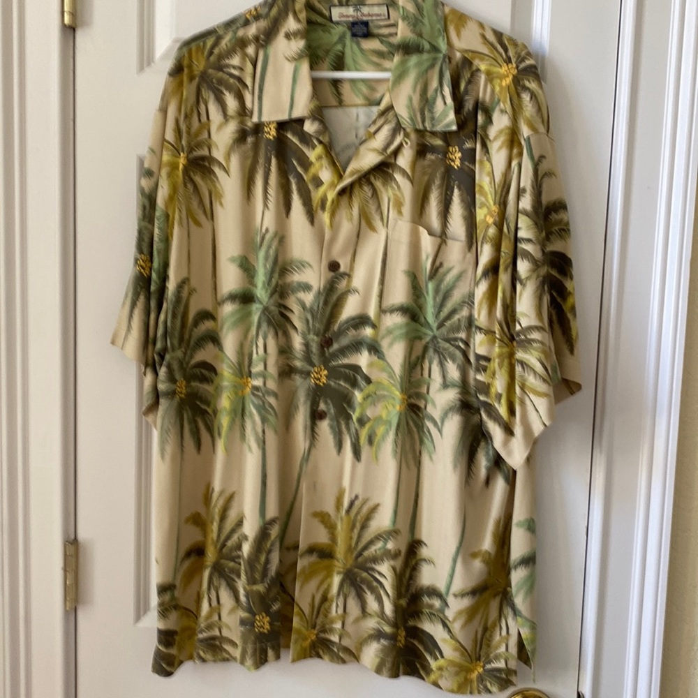 Tommy Bahama Palm Tree Short Silk Shirt.  🌴 Yellow and green size XL.